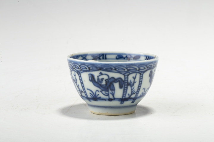 古玩陶瓷清康熙·青花開窗嬰戲紋小杯
真品鑒賞圖