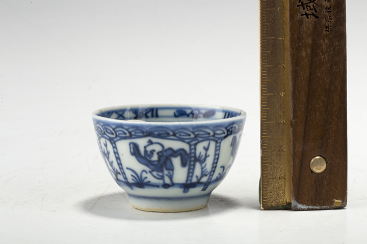 古玩陶瓷清康熙·青花開窗嬰戲紋小杯
真品鑒賞圖