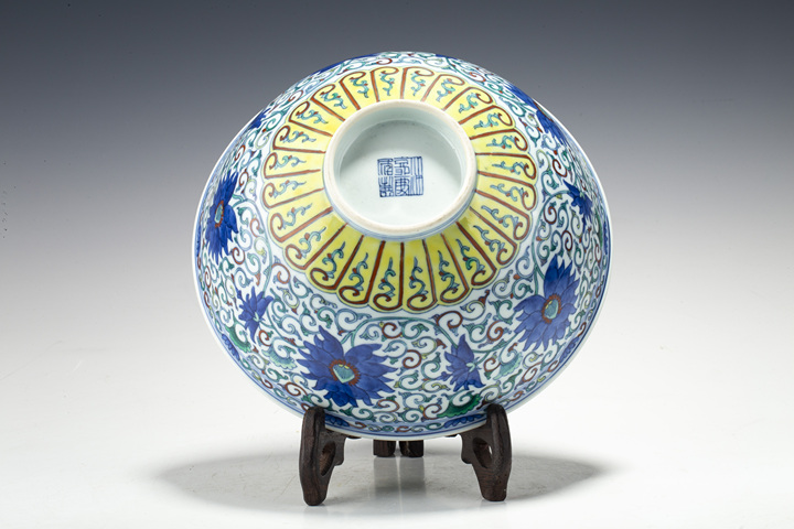 古玩陶瓷清嘉慶·斗彩纏枝蓮紋大碗
真品鑒賞圖