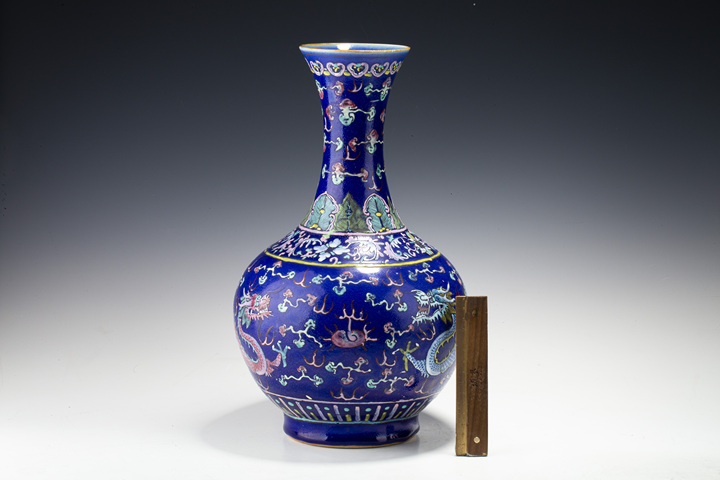 古玩陶瓷晚清·藍地粉彩雙龍戲珠紋賞瓶真品鑒賞圖