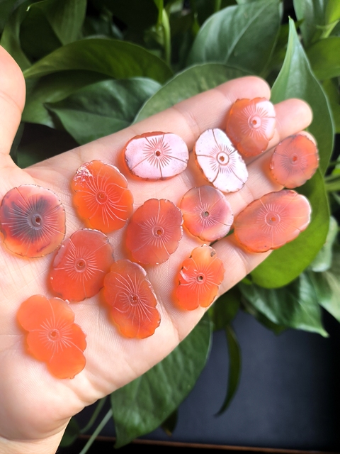 古玩玉器(放漏拍)清代紅瑪瑙雕“帽花”拍賣,當(dāng)前價格900元