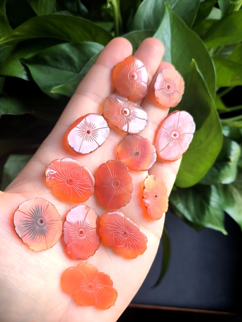 古玩玉器(放漏拍)清代紅瑪瑙雕“帽花”拍賣,當(dāng)前價格900元