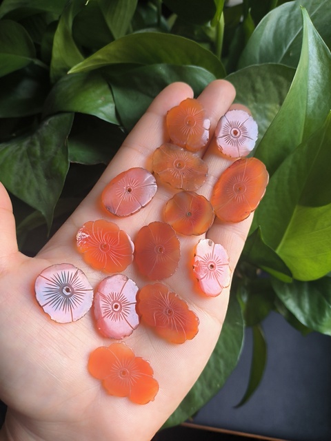 古玩玉器(放漏拍)清代紅瑪瑙雕“帽花”拍賣,當(dāng)前價格900元