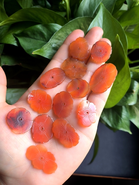 古玩玉器(放漏拍)清代紅瑪瑙雕“帽花”拍賣,當(dāng)前價格900元