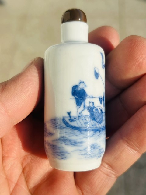 古玩陶瓷藍料彩人物故事紋鼻煙壺真品鑒賞圖