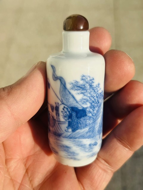 古玩陶瓷藍料彩人物故事紋鼻煙壺真品鑒賞圖