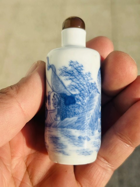 古玩陶瓷藍料彩人物故事紋鼻煙壺真品鑒賞圖