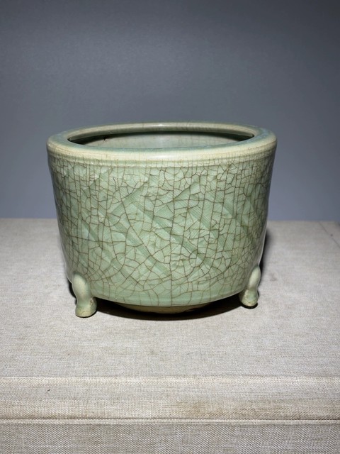 古玩陶瓷龍泉青瓷刻網格紋香爐真品鑒賞圖