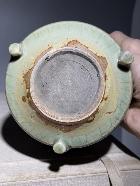 古玩陶瓷龍泉青瓷刻網格紋香爐真品鑒賞圖