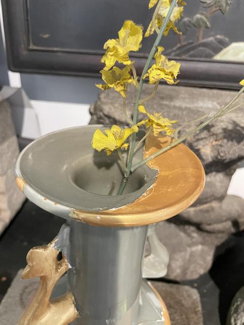 古玩陶瓷龍泉窯鳳耳瓶真品鑒賞圖