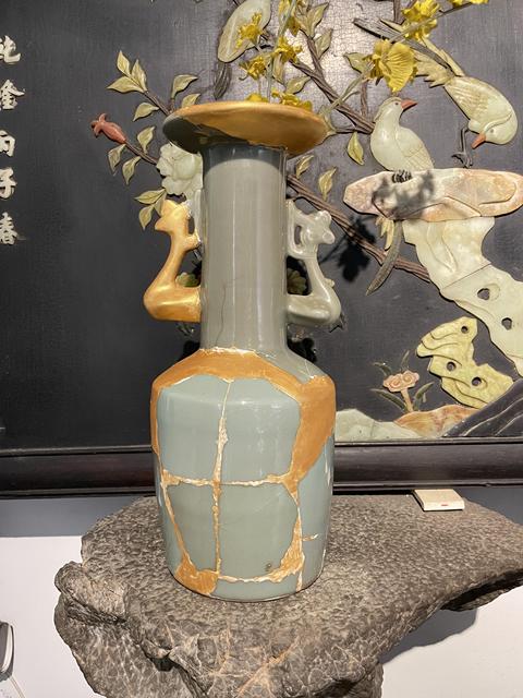 古玩陶瓷龍泉窯鳳耳瓶真品鑒賞圖