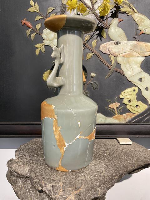 古玩陶瓷龍泉窯鳳耳瓶真品鑒賞圖