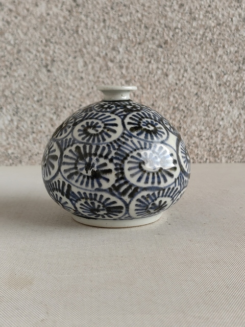 古玩陶瓷日本明治青花花卉紋瓶拍賣,當前價格450元