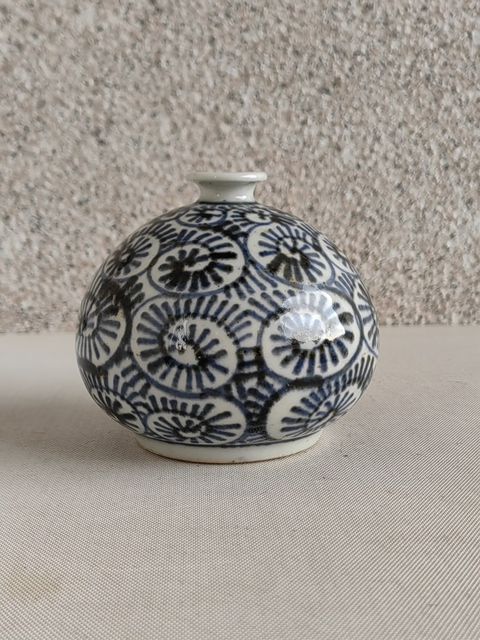 古玩陶瓷日本明治青花花卉紋瓶拍賣,當前價格450元