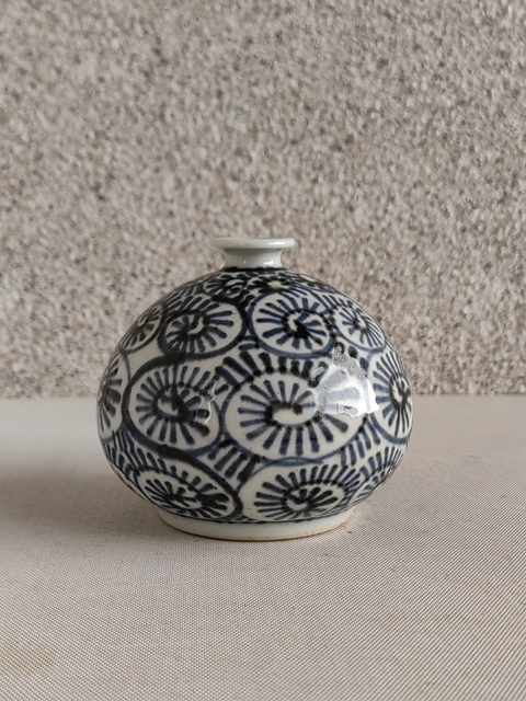 古玩陶瓷日本明治青花花卉紋瓶拍賣,當前價格450元