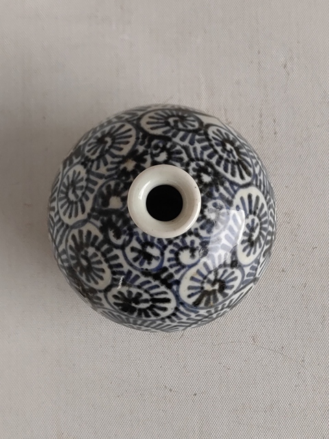 古玩陶瓷日本明治青花花卉紋瓶拍賣,當前價格450元