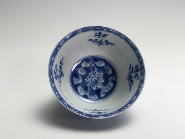 古玩陶瓷清康熙·青花留白纏枝花卉紋杯碟拍賣,當前價格1606元