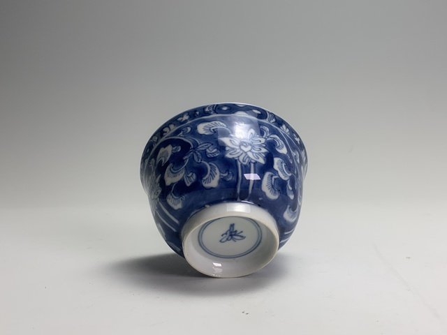 古玩陶瓷清康熙·青花留白纏枝花卉紋杯碟拍賣,當前價格1606元