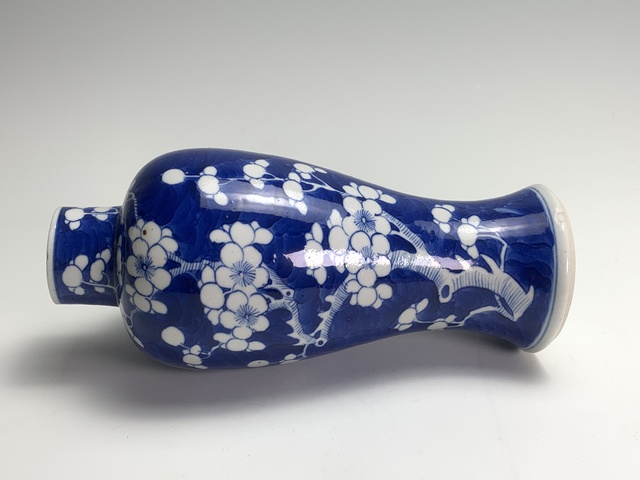 古玩陶瓷清晚期·青花留白冰梅紋瓶拍賣(mài),當(dāng)前價(jià)格640元