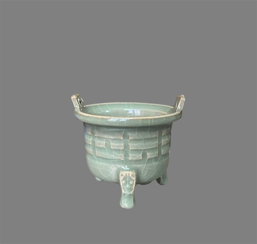 古玩陶瓷南宋/元早龍泉窯八卦鼎式爐拍賣，當(dāng)前價(jià)格15000元