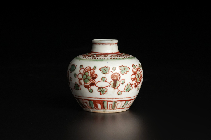 古玩陶瓷明晚·紅綠彩花卉紋小罐拍賣,當前價格1608元