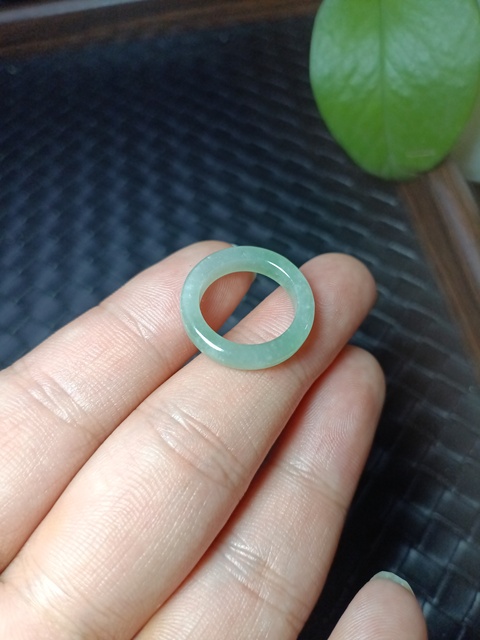 古玩玉器(絕對的放漏)有年份的天然冰糯翡翠戒指拍賣,當前價格688元