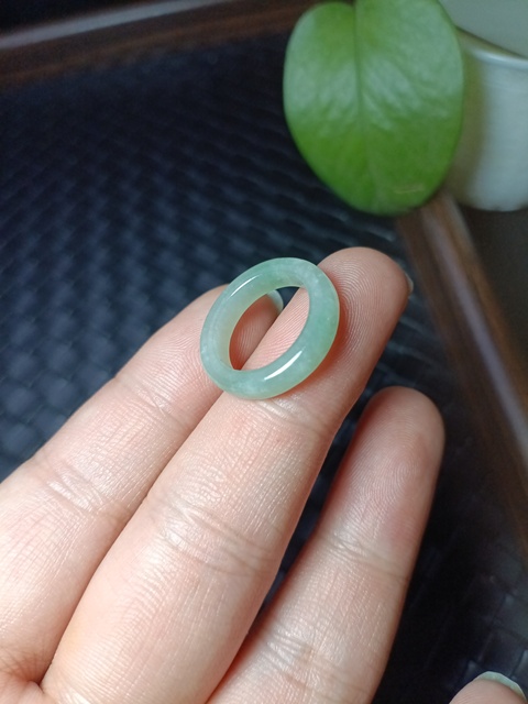 古玩玉器(絕對的放漏)有年份的天然冰糯翡翠戒指拍賣,當前價格688元