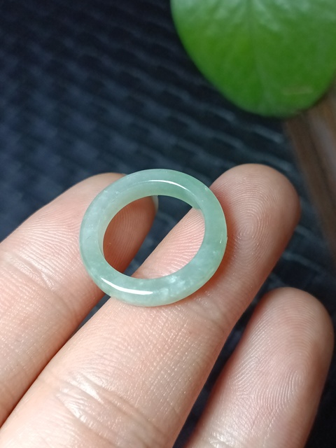 古玩玉器(絕對的放漏)有年份的天然冰糯翡翠戒指拍賣,當前價格688元