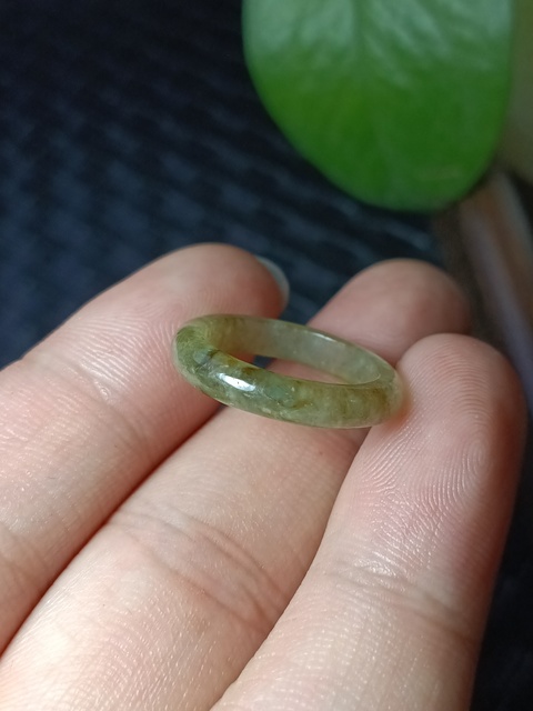 古玩玉器(絕對的放漏)清代天然冰種翡翠雕“素紋戒指”拍賣,當(dāng)前價格488元