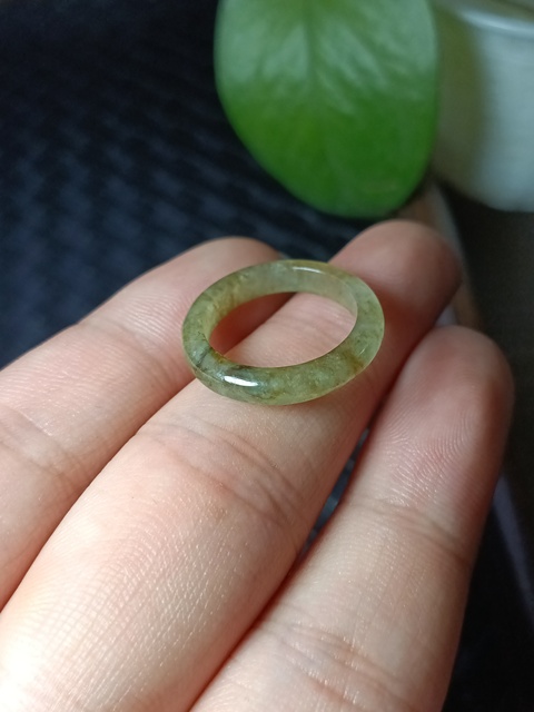 古玩玉器(絕對的放漏)清代天然冰種翡翠雕“素紋戒指”拍賣,當(dāng)前價格488元
