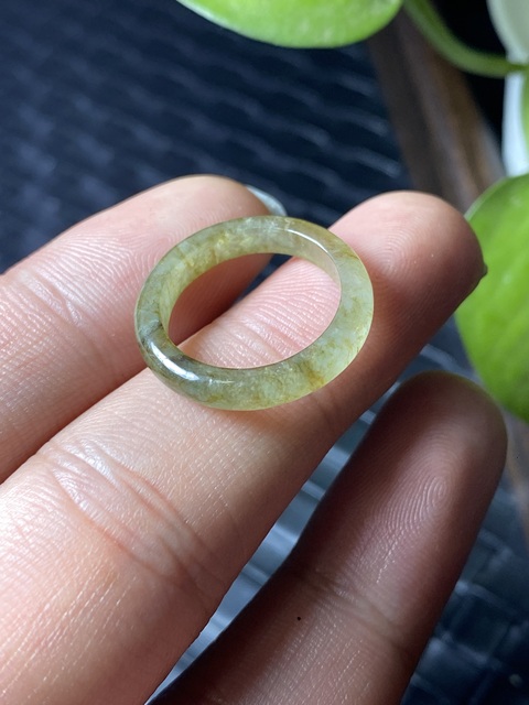 古玩玉器(絕對的放漏)清代天然冰種翡翠雕“素紋戒指”拍賣,當前價格488元