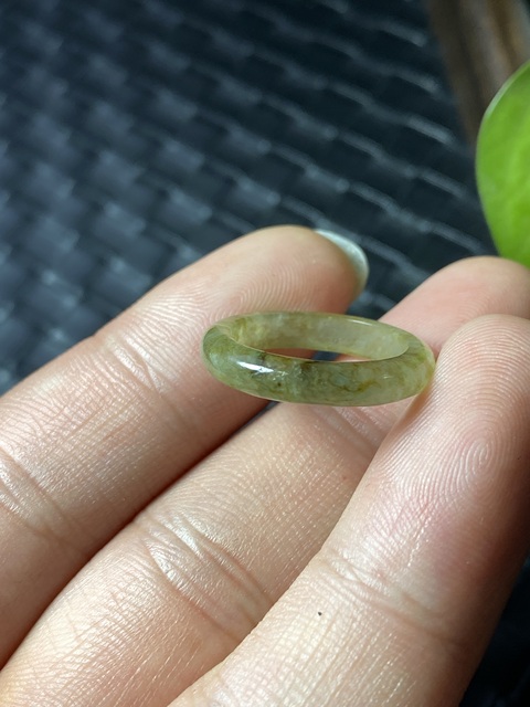 古玩玉器(絕對的放漏)清代天然冰種翡翠雕“素紋戒指”拍賣,當前價格488元
