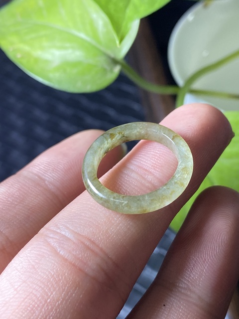 古玩玉器(絕對的放漏)清代天然冰種翡翠雕“素紋戒指”拍賣,當前價格488元