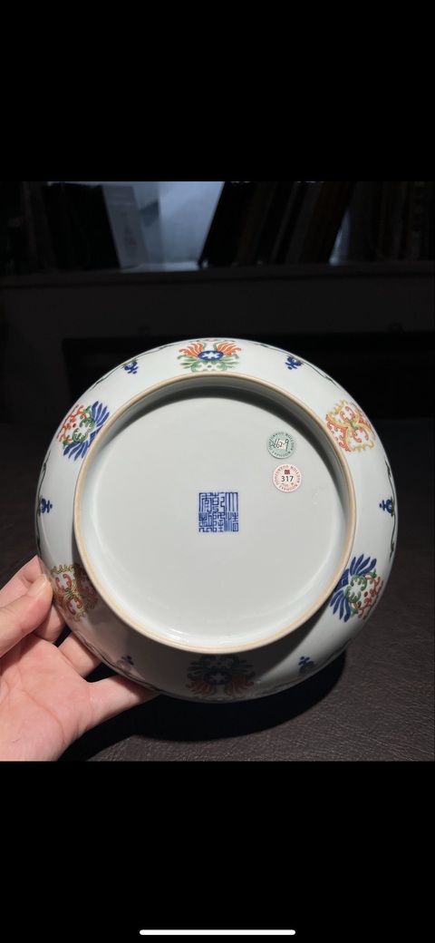 古玩陶瓷青花五彩忍冬紋盤真品鑒賞圖