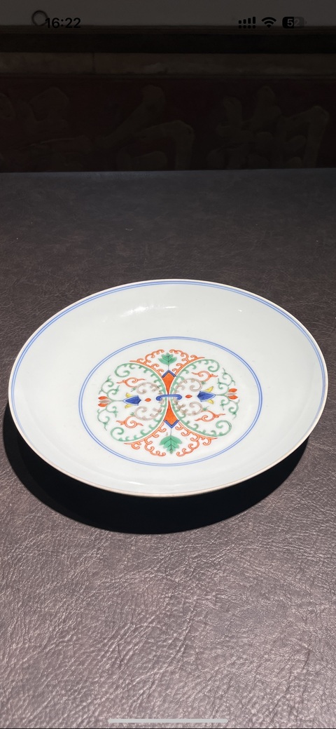 古玩陶瓷青花五彩忍冬紋盤真品鑒賞圖