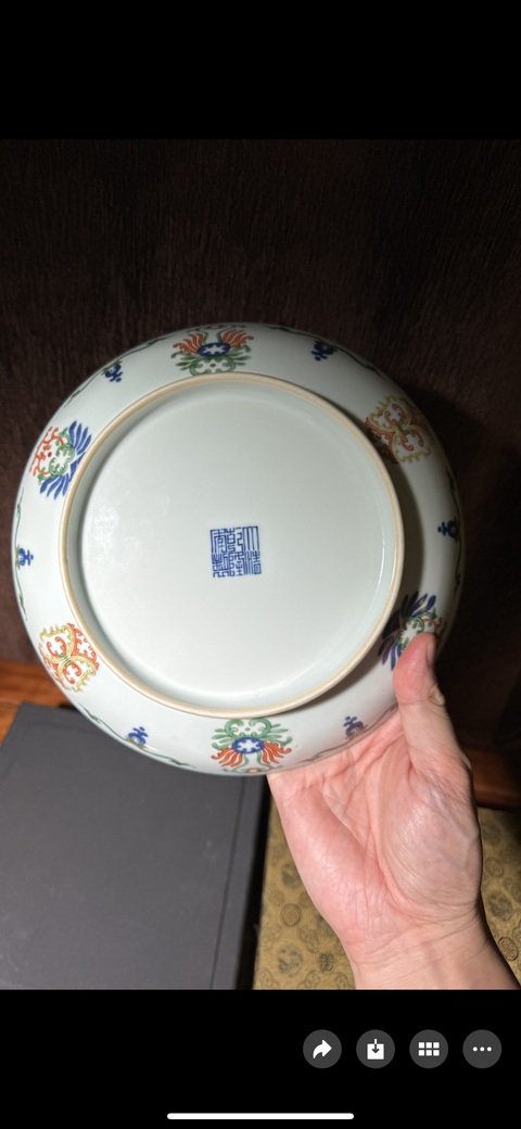 古玩陶瓷青花五彩忍冬紋盤真品鑒賞圖