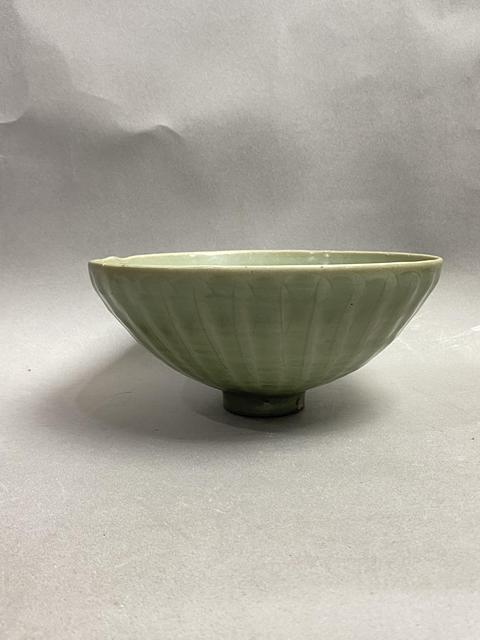 古玩陶瓷元代龍泉窯梅子青釉刻蓮瓣紋大碗真品鑒賞圖