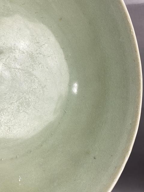 古玩陶瓷元代龍泉窯梅子青釉刻蓮瓣紋大碗真品鑒賞圖