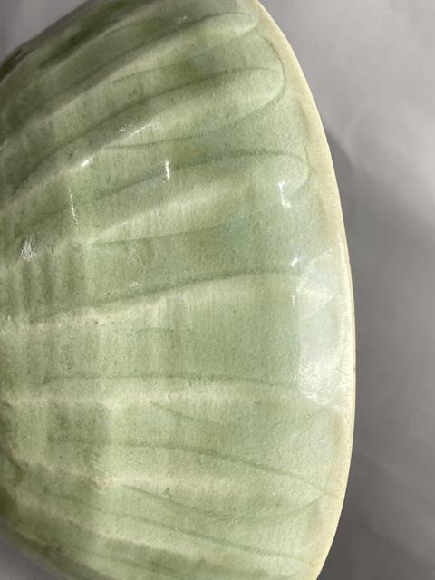 古玩陶瓷元代龍泉窯梅子青釉刻蓮瓣紋大碗真品鑒賞圖