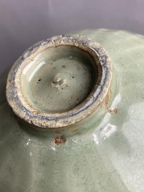古玩陶瓷元代龍泉窯梅子青釉刻蓮瓣紋大碗真品鑒賞圖