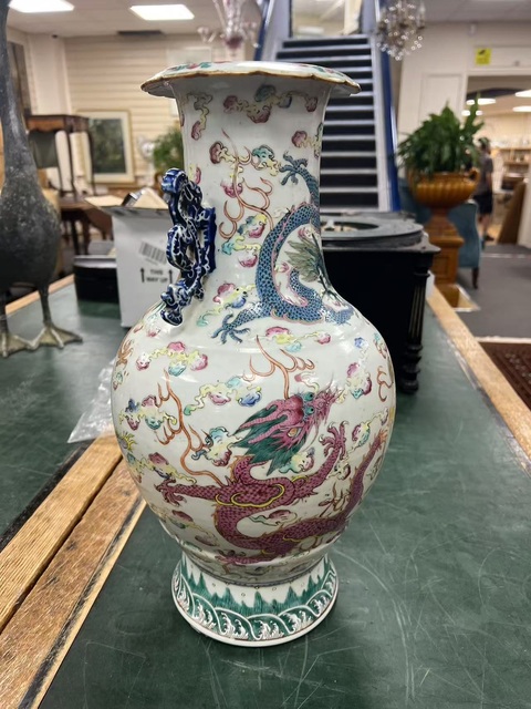 古玩陶瓷清中晚期粉彩龍紋瓶真品鑒賞圖