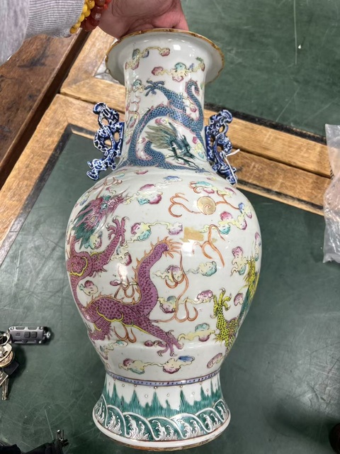 古玩陶瓷清中晚期粉彩龍紋瓶真品鑒賞圖
