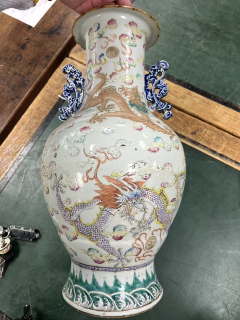 古玩陶瓷清中晚期粉彩龍紋瓶真品鑒賞圖