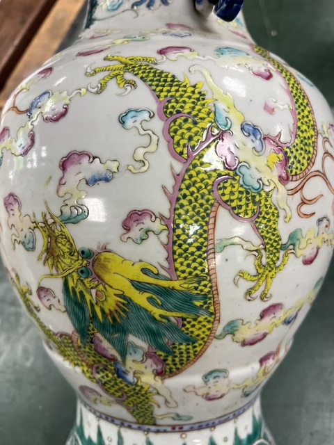古玩陶瓷清中晚期粉彩龍紋瓶真品鑒賞圖