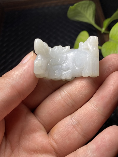 古玩玉器（少見）清末民初翡翠雕“瑞獸”把件拍賣，當(dāng)前價格7500元