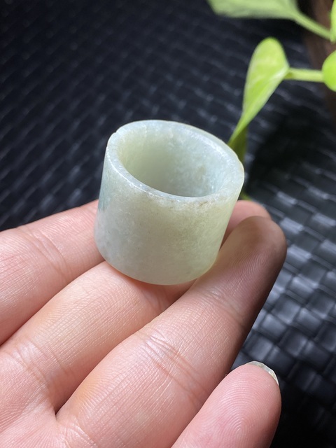 古玩玉器清代翡翠雕“素紋扳指”拍賣，當前價格2600元