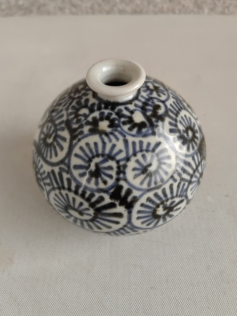古玩陶瓷日本明治青花花卉紋瓶拍賣,當前價格450元