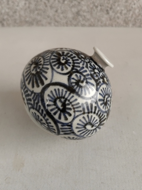 古玩陶瓷日本明治青花花卉紋瓶拍賣,當前價格450元