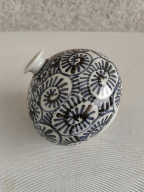 古玩陶瓷日本明治青花花卉紋瓶拍賣,當前價格450元