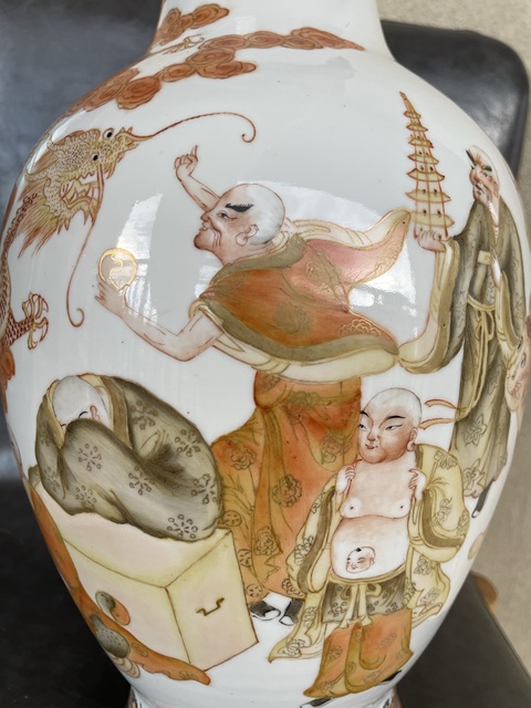 古玩陶瓷民國·礬紅墨彩描金十八羅漢紋瓶 真品鑒賞圖